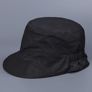 Détail d'une casquette en nylon avec coutures renforcées et réglage élastique arrière