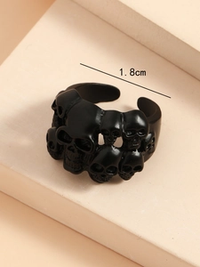 Detailed close-up of a black gothic skull ring showing 1.8cm inner diameter measurements