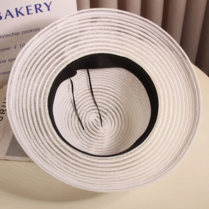 Détail de l'intérieur du chapeau de soleil avec bandeau noir réglable et ruban de serrage