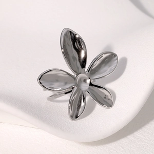 Bague minimaliste en acier inoxydable argenté avec motif de fleur à cinq pétales