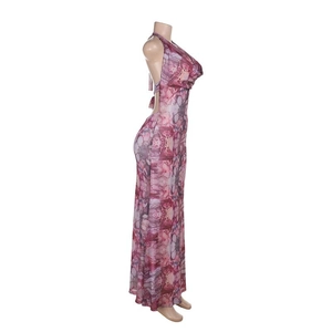 Vue latérale détaillée d'une robe dos nu avec texture d'imprimé floral violet et rose