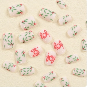 Faux ongles de Noël avec motifs de baies et feuilles sur base rose nude