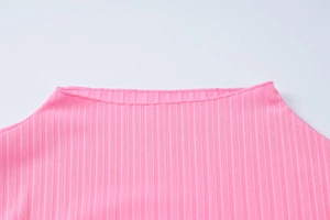 Gros plan détaillé sur la texture en maille côtelée rose et la finition des bords