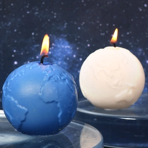 Dettaglio del rilievo della mappa del mondo su candele sferiche a forma di terra