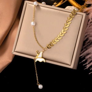 Collier chaîne serpent en acier titane doré avec perles et pendentif papillon