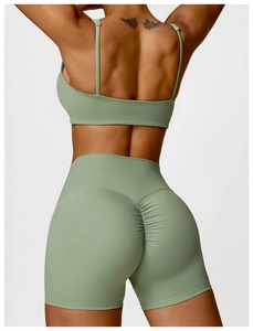 Détail du short à fronces et vue arrière de l'ensemble de yoga vert sauge