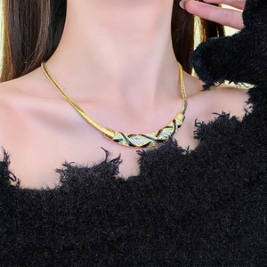 Vintage-Halskette in Gold mit Emaille-Anhänger und Zirkoniasteinen an Schlangenkette