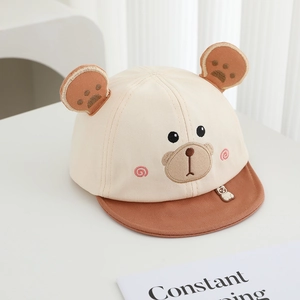 Dettaglio del cappellino da orso per neonati con orecchie 3D e viso ricamato in cotone