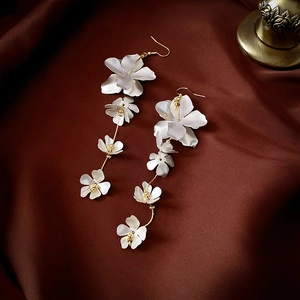 Matte Weiße Blumen Lange Quasten Ohrringe Mit Goldener Legierungskette Und Silbernem Ohrstecker Eleganter Urlaubsstil