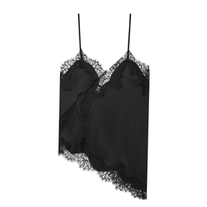 Canotta in raso nero da donna con bordo in pizzo irregolare su sfondo bianco