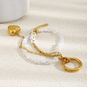 Vue détaillée du pendentif cœur plaqué or 18K avec perles baroques et chaînes dorées