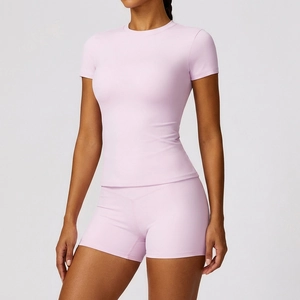 Damen Sportset in Hellviolett mit Kurzarm-Yogashirt und High-Waist-Shorts