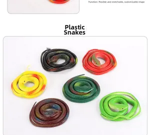 Vue détaillée de serpents factices en caoutchouc flexible de diverses couleurs étirables