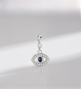 Dettaglio macro del ciondolo occhio del diavolo in argento 925 con zircone blu e pavé