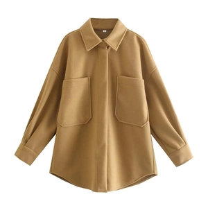 Détail d'une veste en laine camel avec de grandes poches et étiquette de taille sur blanc