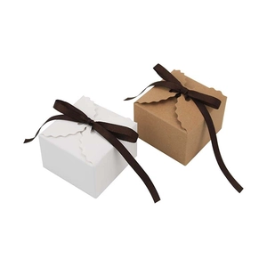 Boîte cadeau carrée en papier kraft avec bord ondulé et ruban pour mariage