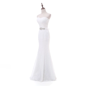 Robe de mariée sirène bustier élégante avec détails en dentelle et ceinture en cristal sur mannequin