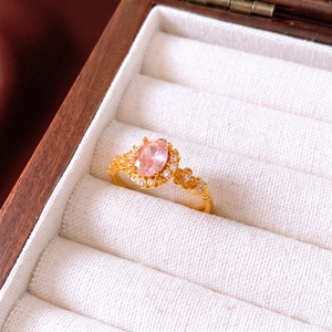Vintage Doppelring in Gold mit ovalem rosa Edelstein und floraler Gravur für Damen