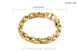 Détail d'un bracelet gourmette doré en acier inoxydable de 9mm de large et 220mm long