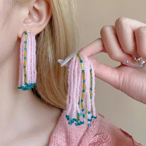 Boucles d'oreilles pampilles en perles roses avec tiges en argent et design chic