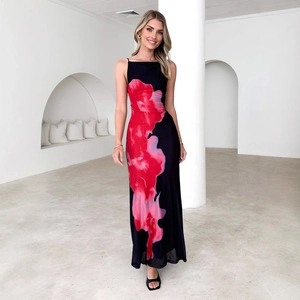 Robe longue noire ajustée à imprimé fleuri rouge avec de fines bretelles