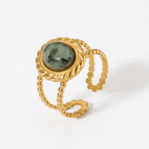 Detailed 15mm round green natural stone ring with beaded gold band, weight 3.7g