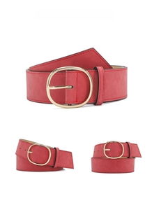 Détail de la large ceinture en cuir rouge avec grande boucle dorée pour robes