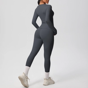 Vue arrière de l'ensemble de yoga gris foncé avec haut à manches longues et legging taille haute