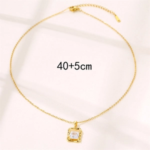 Collier plaqué or 18 carats avec pendentif en zircon blanc et bordure métallique ondulée