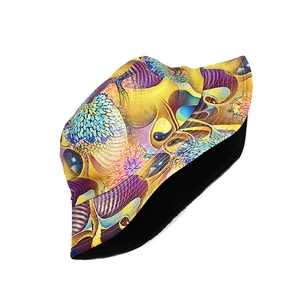 Bob réversible tendance avec imprimé abstrait multicolore et doublure noire élégante