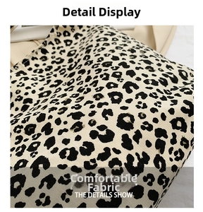 Dettaglio macro della trama del tessuto con stampa leopardata della borsa a tracolla