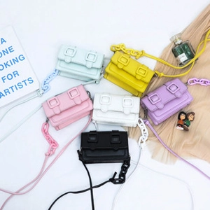 Vue à plat de sacs à dos colorés en peluche pour enfants avec de mignonnes oreilles de lapin