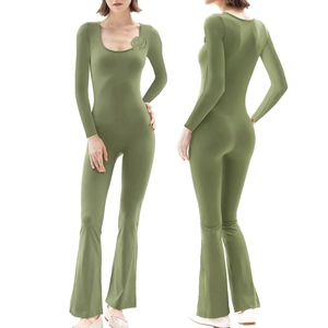 Dettaglio di una tuta verde a maniche lunghe con scollo quadrato e fiore 3D
