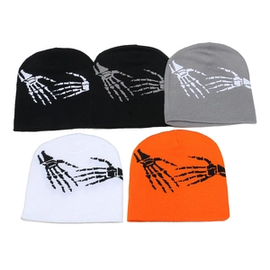 Bonnets en tricot avec motifs mains de squelette en noir, gris, blanc et orange