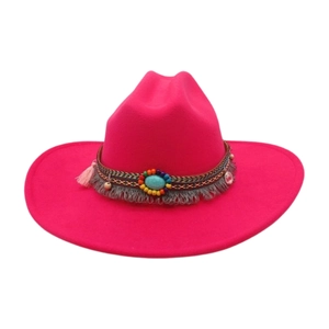 Gros plan d'un chapeau rose avec des perles turquoise et garniture de glands