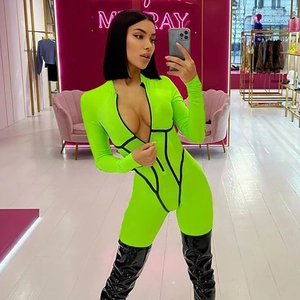 Details des neongrünen Jumpsuits mit schwarzen Streifen und Reißverschluss am Model