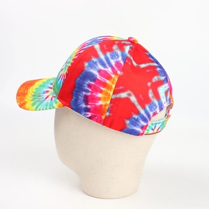 Détail de la casquette de baseball tie-dye colorée avec sangle réglable sur mannequin