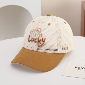 Détail du tissu en maille respirante et de la broderie ours sur la casquette enfant