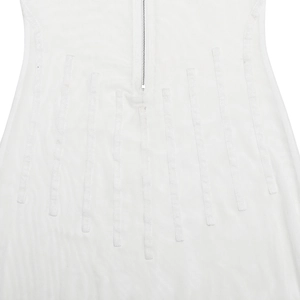 Détail d'une robe maxi blanche en mesh avec fermeture éclair au dos et coutures verticales