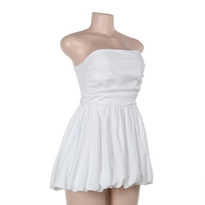 Détail de la robe bustier blanche à effet bouffant montrant la texture et les plis
