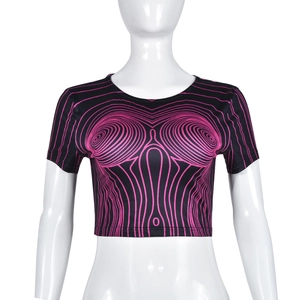 Détail du motif géométrique rose vif sur un t-shirt court noir pour femme