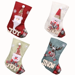 Lot de quatre chaussettes de Noël en lin avec Père Noël, bonhomme de neige et renne