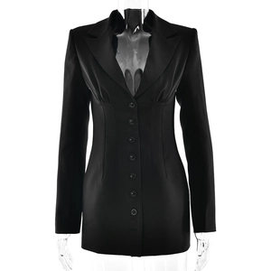Robe blazer noire élégante à col en V, coupe ajustée et détails de boutons à la taille