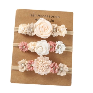 Lot de 3 bandeaux bébé en nylon avec fleurs en tissu, perles et strass sur carte