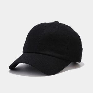 Dettaglio del cappellino da baseball in cotone nero a sei pannelli con visiera curva