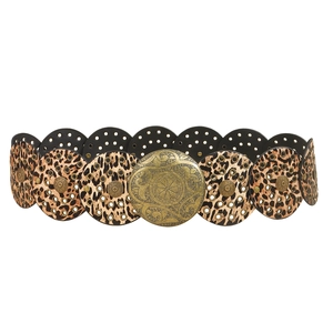 Dettaglio di cintura larga leopardata con fibbia in metallo bronzo e design circolare ornato
