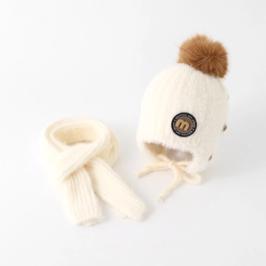 Details des Winter-Strickset für Babys mit M-Logo und weichem Kunstfell in Cremeweiß