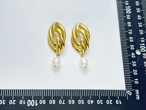 Detailed size measurement of vintage gold pearl earrings showing dimensions in millimeters