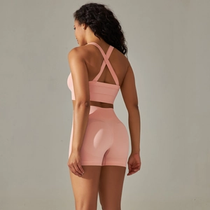 Detail eines rosa nahtlosen Sport-BHs mit Cross-Back und hoch taillierten Shorts
