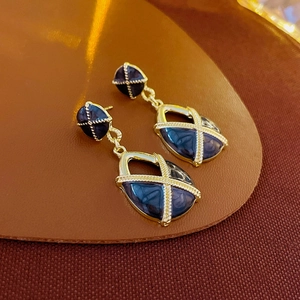 Détails de boucles d'oreilles vintage style français avec émail bleu et motifs croix